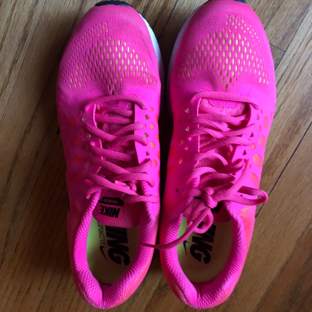 Nike Zoom tennis shoe size 9